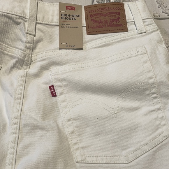 NWT Levi’s white high rise slim through hip shorts - Picture 5 of 16